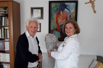 Profesor France Pibernik kamniški knjižnici podaril portretni kip pesnika Franceta Balantiča