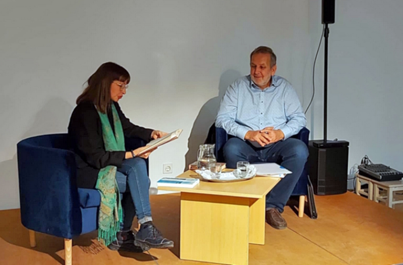 Anja Mugerli v pogovoru z Vladom Motnikarjem.