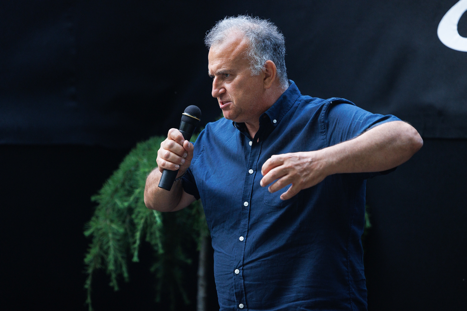 Pripovedovanje domačinov.