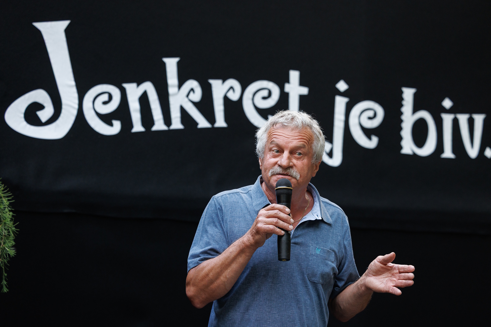 Pripovedovanje domačinov.