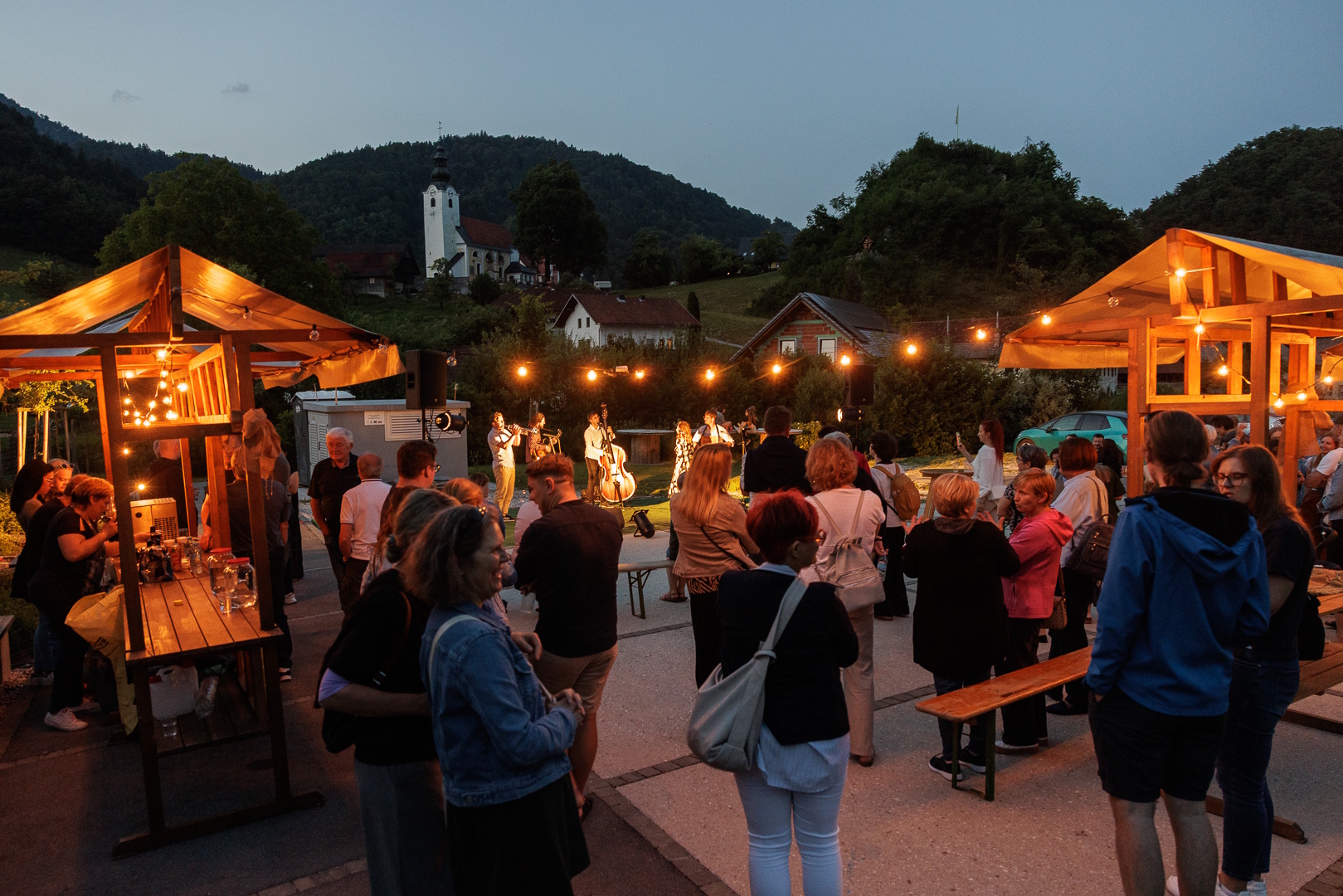 Koncert Počeni Škafi v Motniku.
